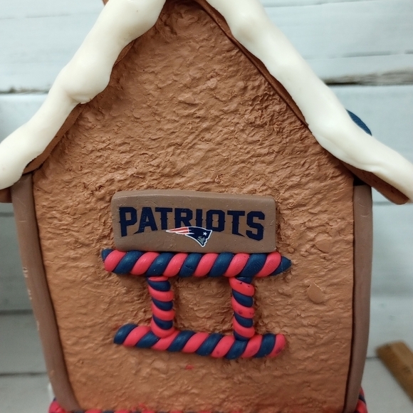 New England Patriots NFL Forever Collectibles Forever Christmas Gingerbread Hous - Picture 5 of 10